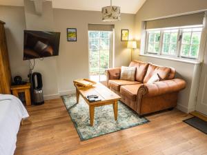Two Dales1 Bed Studio in Two Dales Near Matlock & Bakewell的带沙发和咖啡桌的客厅