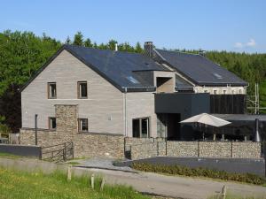 特纳维耶Valgrange的一座带石墙的大型灰色房屋