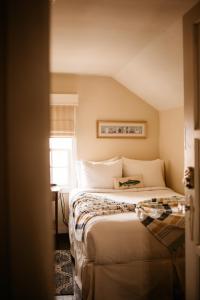 恩塞纳达港La Villa de Adelina的一间卧室设有一张床和一个窗口