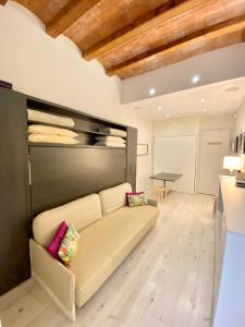 巴塞罗那BCN贵族正宗设计公寓的客厅配有沙发和桌子