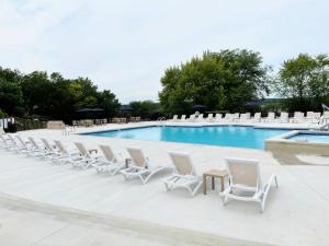 日内瓦湖里奇酒店的一排白色椅子和一个游泳池