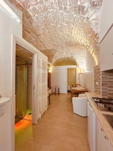 马丁纳弗兰卡Zia Paoletta的一间拥有石质天花板和用餐室的厨房