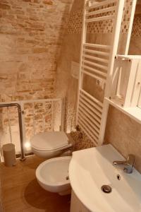 马丁纳弗兰卡Zia Paoletta的一间带卫生间和水槽的浴室