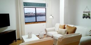 拉斯加莱塔斯Sea view 6 people optical fiber的客厅配有白色沙发和窗户