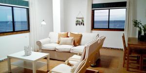 拉斯加莱塔斯Sea view 6 people optical fiber的客厅配有沙发和桌子
