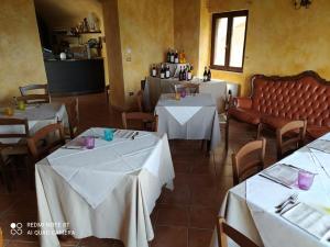 AlbeAntico Borgo di Albe的餐厅设有2张带白色桌布的桌子