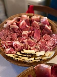 AlbeAntico Borgo di Albe的桌上放两碗肉和奶酪
