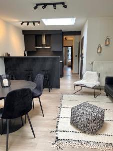 根特Unique luxury apartment with cosy garden!的一间带桌椅的客厅和一间厨房