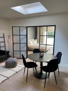 根特Unique luxury apartment with cosy garden!的客厅配有桌椅和1张床