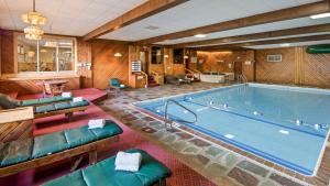 普莱西德湖贝斯特韦斯特阿迪朗达克酒店的客房内的大型游泳池