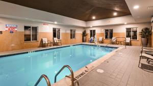 新坎伯兰贝斯特韦斯特坎伯兰酒店的一座配有桌椅的酒店游泳池
