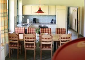 Neu KlockenhagenFerienhaus "New Forest"的一间厨房,里面配有桌椅