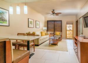 棕榈滩Eagle Aruba Resort的客厅配有沙发和桌子