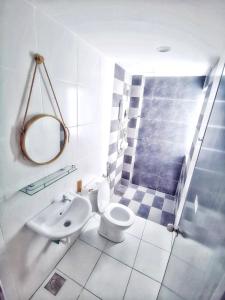 怡保One Life Four Season Waterpark Guest House Manhattan Condominium的浴室配有卫生间、盥洗盆和淋浴。