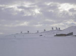 孔苏埃格拉波萨达德洛斯康斯勒酒店的雪覆盖的山顶上一群风车