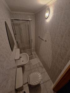 汉诺威卡斯特豪斯威登丹梭罗酒店的带淋浴、卫生间和盥洗盆的浴室