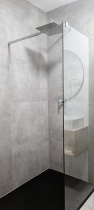 梅拉诺Bergblick Apartment in Zentrumsnähe mit Garage的浴室里设有玻璃门淋浴