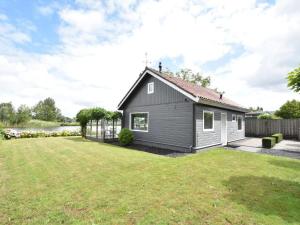 NigtevechtRiverside holiday home near Amsterdam的一间黑色的小房子,有院子