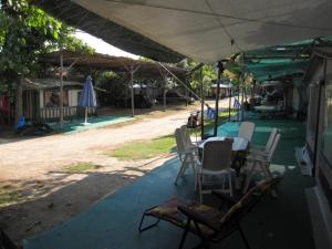 卡拉姆西Camping Tsitreli的庭院配有桌椅和遮阳伞。