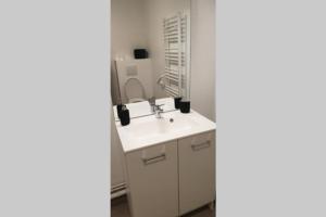 沙泰勒吉永Bel appartement dans residence de standing neuve的浴室设有白色水槽和镜子