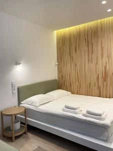 伊万诺-弗兰科夫斯克White Goose的一间卧室配有一张木墙床