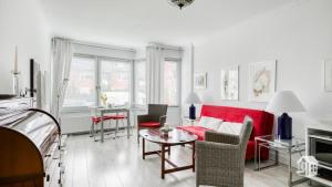 汉堡Hamburg Niendorf-Suite的客厅配有红色的沙发和桌子