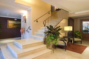 隆达斯晔喜多卡酒店的客厅设有楼梯、桌子和钢琴