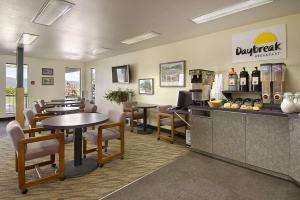 Wye米苏拉机场戴斯酒店的一间带桌椅的餐厅和一间酒吧