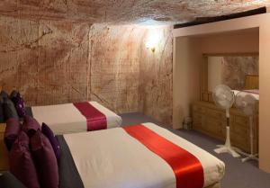 库伯佩迪康福特茵库伯佩迪酒店的一间卧室配有两张床和镜子