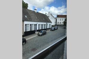 KruisemDuplex Appartement Nokeredorp - Vlaamse Ardennen的从可停放汽车的街道窗户欣赏风景