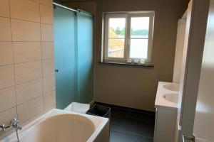KruisemDuplex Appartement Nokeredorp - Vlaamse Ardennen的一间带水槽、浴缸和卫生间的浴室