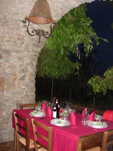 Mulazzo萨奥顿农庄的一张桌子,上面有红桌布和葡萄酒