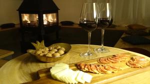 莫朗Monte da Estrela - Country House & SPA的一张桌子,上面放着两杯葡萄酒和一盘食物