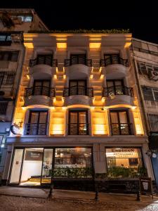 伊斯坦布尔Endican Sultanahmet Hotel的一座白色的大建筑,灯火通明