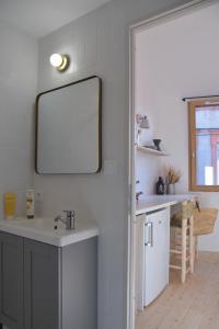 图卢兹Le Bivouac - Toulouse的浴室设有水槽和墙上的镜子