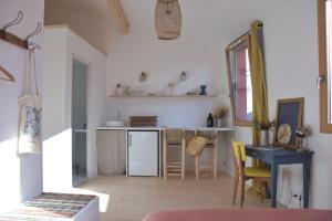 图卢兹Le Bivouac - Toulouse的厨房配有冰箱和桌子