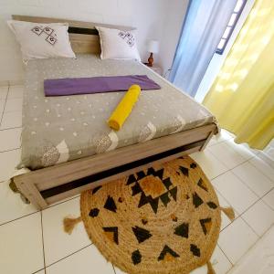 MamoudzouLÃCAZÈRĂ Sãfãrì的卧室配有一张床,地板上铺有地毯