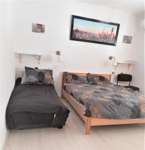 阿拉德Zimmer Arad Dead Sea, Big and Confortabוl Apartment, logic cost - במחיר שפוי的一间卧室设有两张床,墙上配有电视。