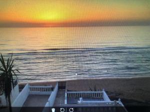 穆莱布索勒姆Villa Keltoum的日落时分在海滩上欣赏海景