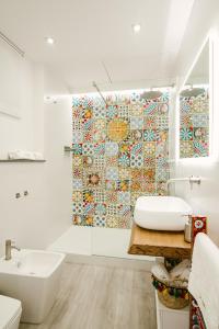 卡塔尼亚Il Moro Boutique Apartment的一间带水槽和淋浴帘的浴室