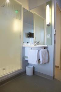 蓬塔利耶蓬塔利耶宜必思快捷酒店的一间带水槽和镜子的浴室