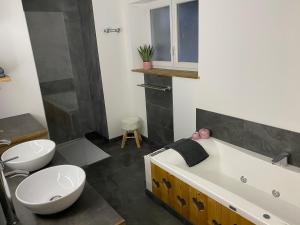 拉布雷斯Le cocon d’Emma的浴室配有盥洗盆、卫生间和浴缸。