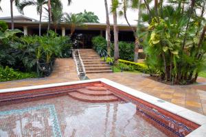 瓜亚基尔Luxva Hotel Boutique的棕榈树屋前的游泳池