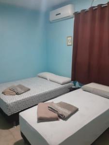 马瑙斯Alvorada Suite的客房内的两张床和毛巾