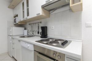 特罗吉尔House Mia的白色的厨房配有炉灶和水槽