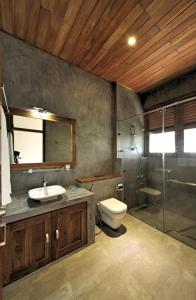 达瓦拉维大象足迹酒店的一间带水槽、卫生间和淋浴的浴室