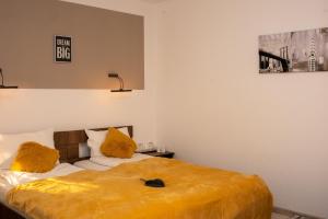 BoghişComplex Turistic Dávid的一间卧室配有两张带黄色枕头的床