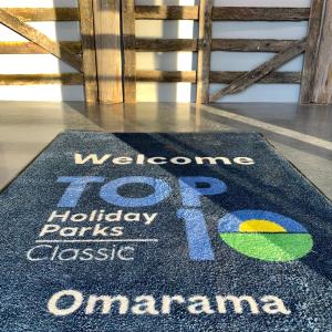 奥玛拉玛奥玛拉玛十佳度假公园酒店的地板上为假日派对准备的迎宾地毯