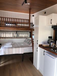 费特希耶Tiny house kayaköy Nar的一间带两张双层床的卧室,位于厨房