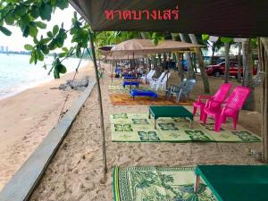 邦萨雷Baan Chang Residence的海滩上的一组桌椅
